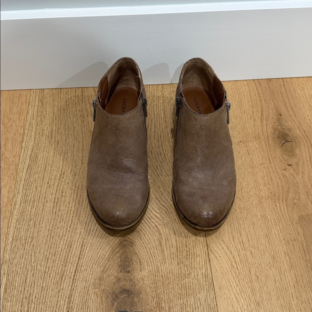 Lucky Brand LP Banda tan/taupe low zip heeled booties Sz 7 - Picture 2 of 11